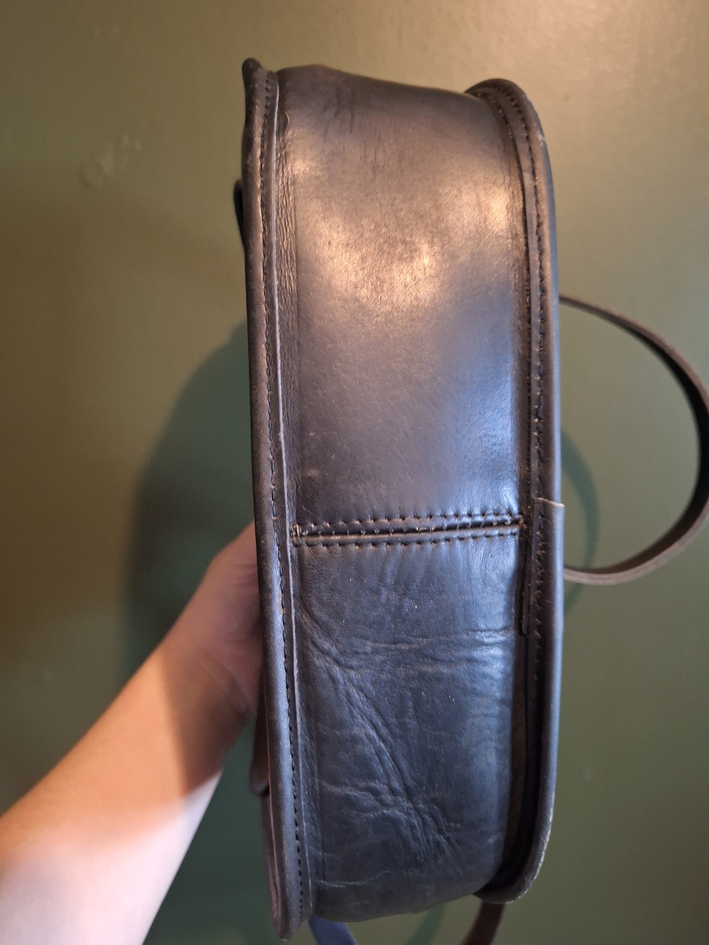 Vintage Leather Crossbody Bag Turn Lock Satchel in Black - Picture 5 of 9